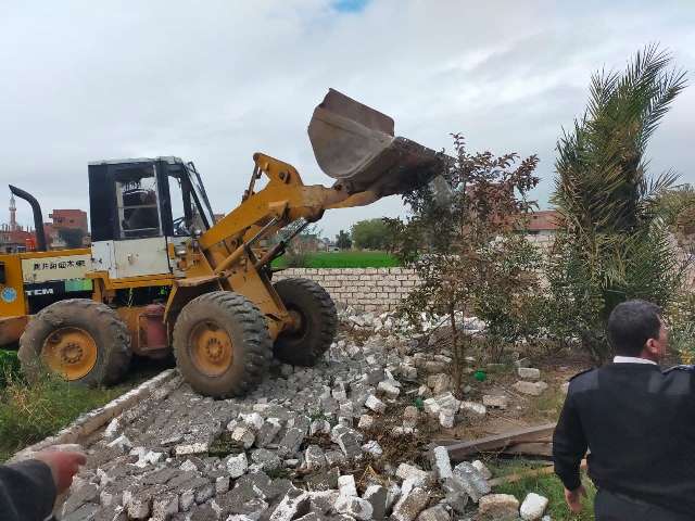 إزالة تعديات على الأراضي بالشرقية 01