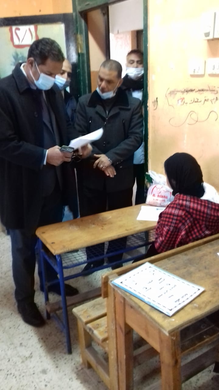 أشرف سلومة يتفقد سير الامتحانات