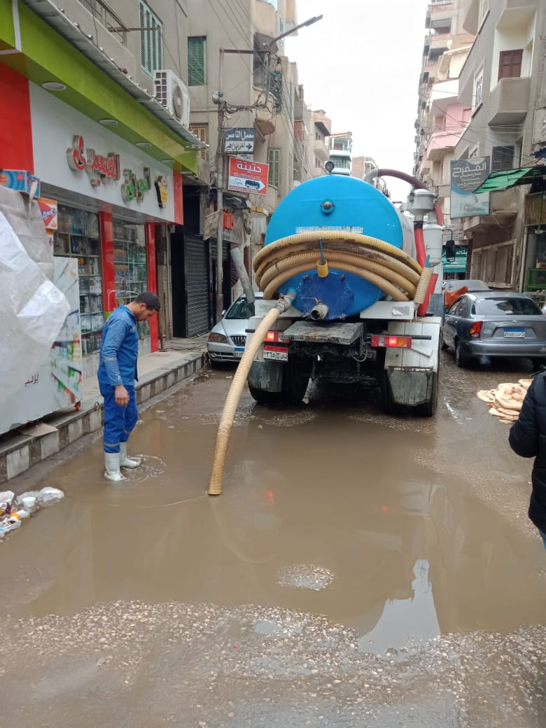 سحب مياه الأمطار من شوارع الفيوم
