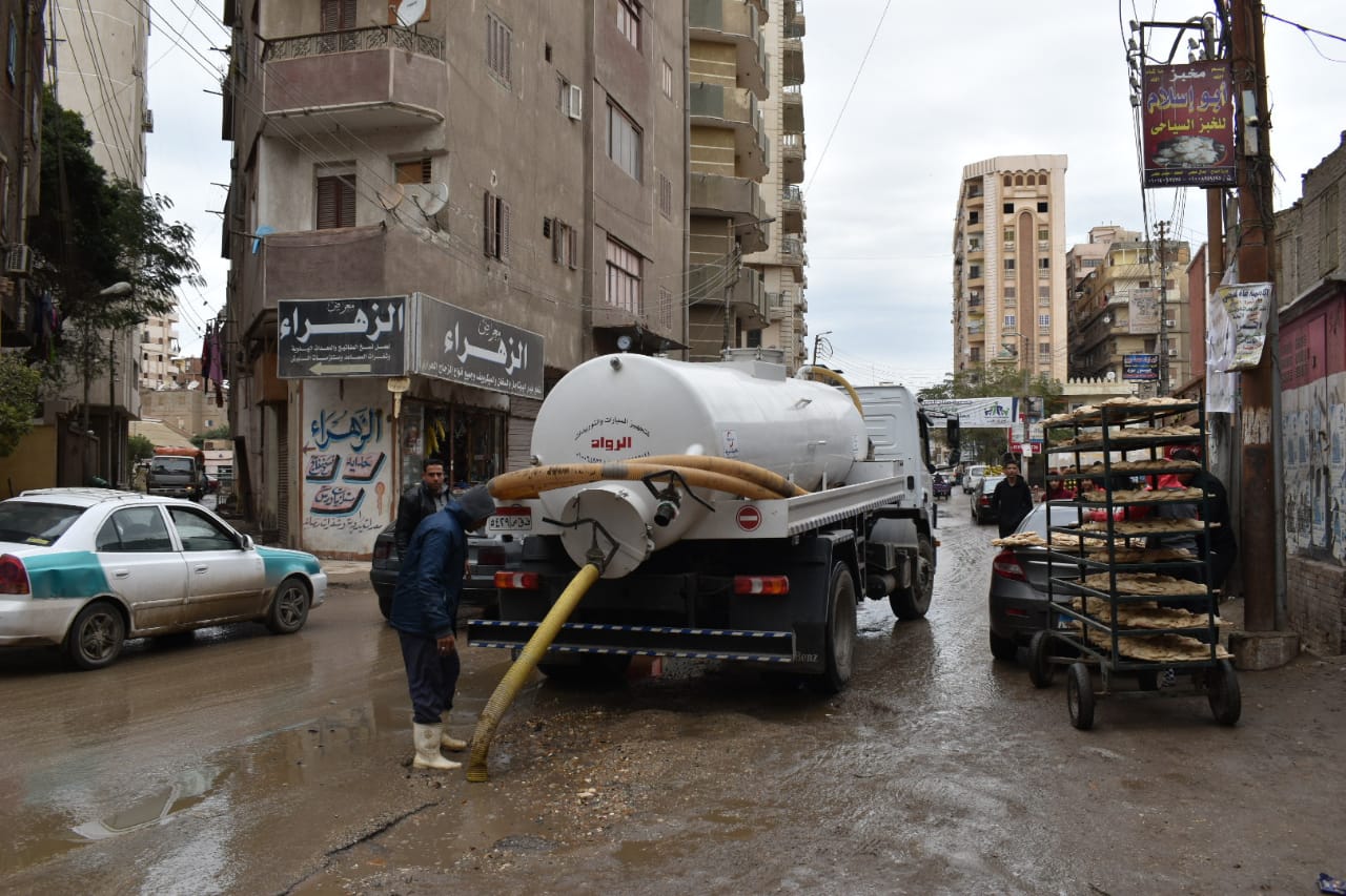 سحب مياه الأمطار من شوارع الفيوم