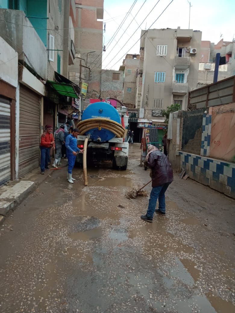 سحب مياه الأمطار من شوارع الفيوم