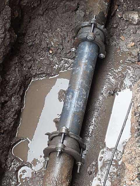 إصلاح انفجار خط مياه بالشرقية