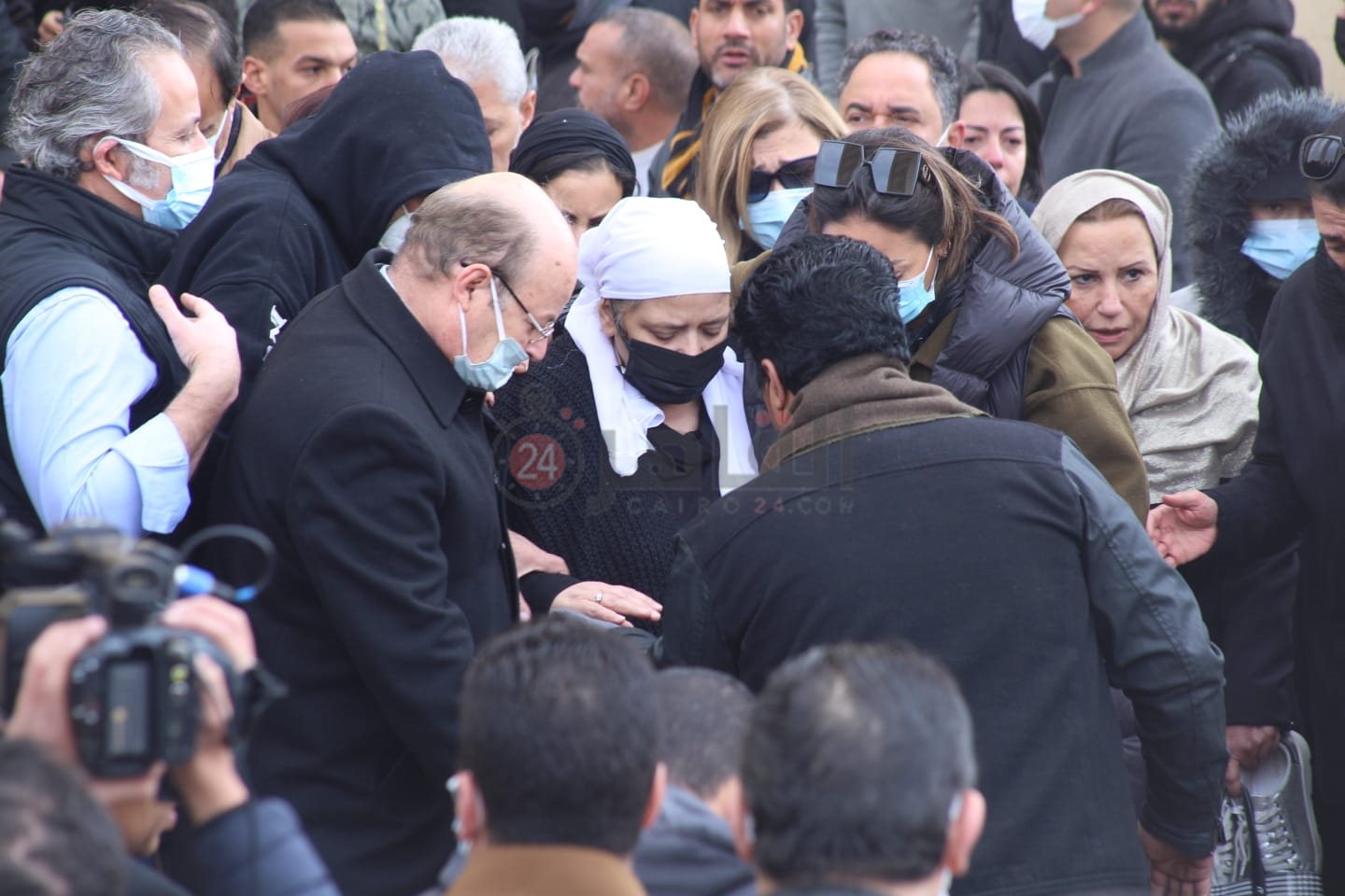 زوجة الكاتب الصحفي ياسر رزق (3)