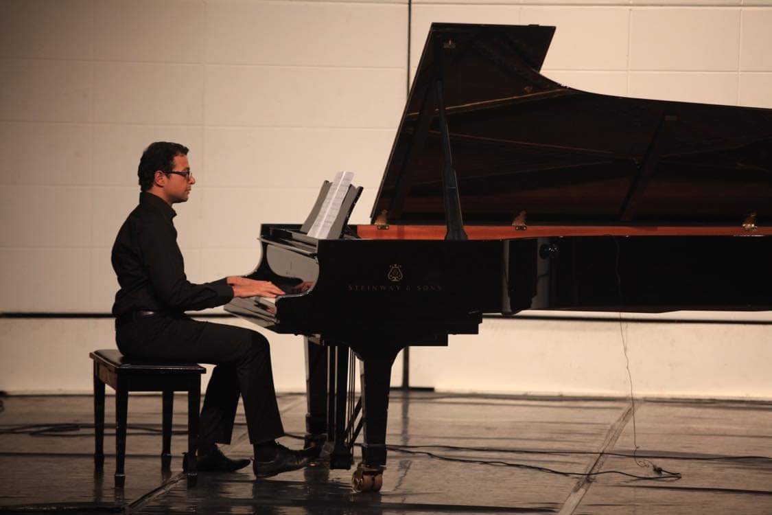 الفنان أمير عوض عازقىالبيانو