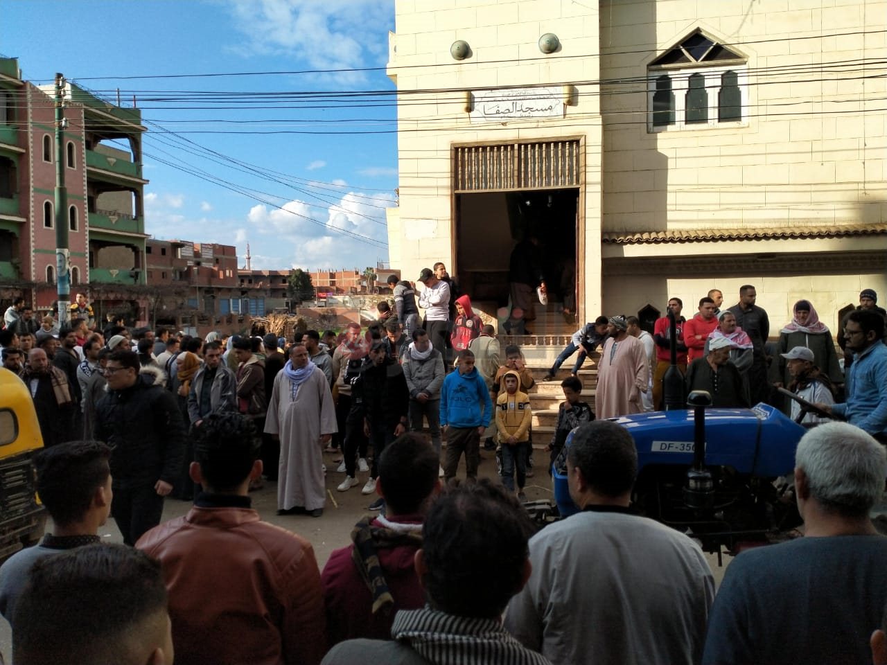 بالدموع أهالي «تلا» يشيعون جنازة أسرة توفيت اختناقًا من السخان بالمنوفية