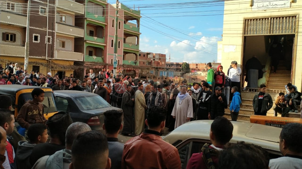 بالدموع أهالي «تلا» يشيعون جنازة أسرة توفيت اختناقًا من السخان بالمنوفية