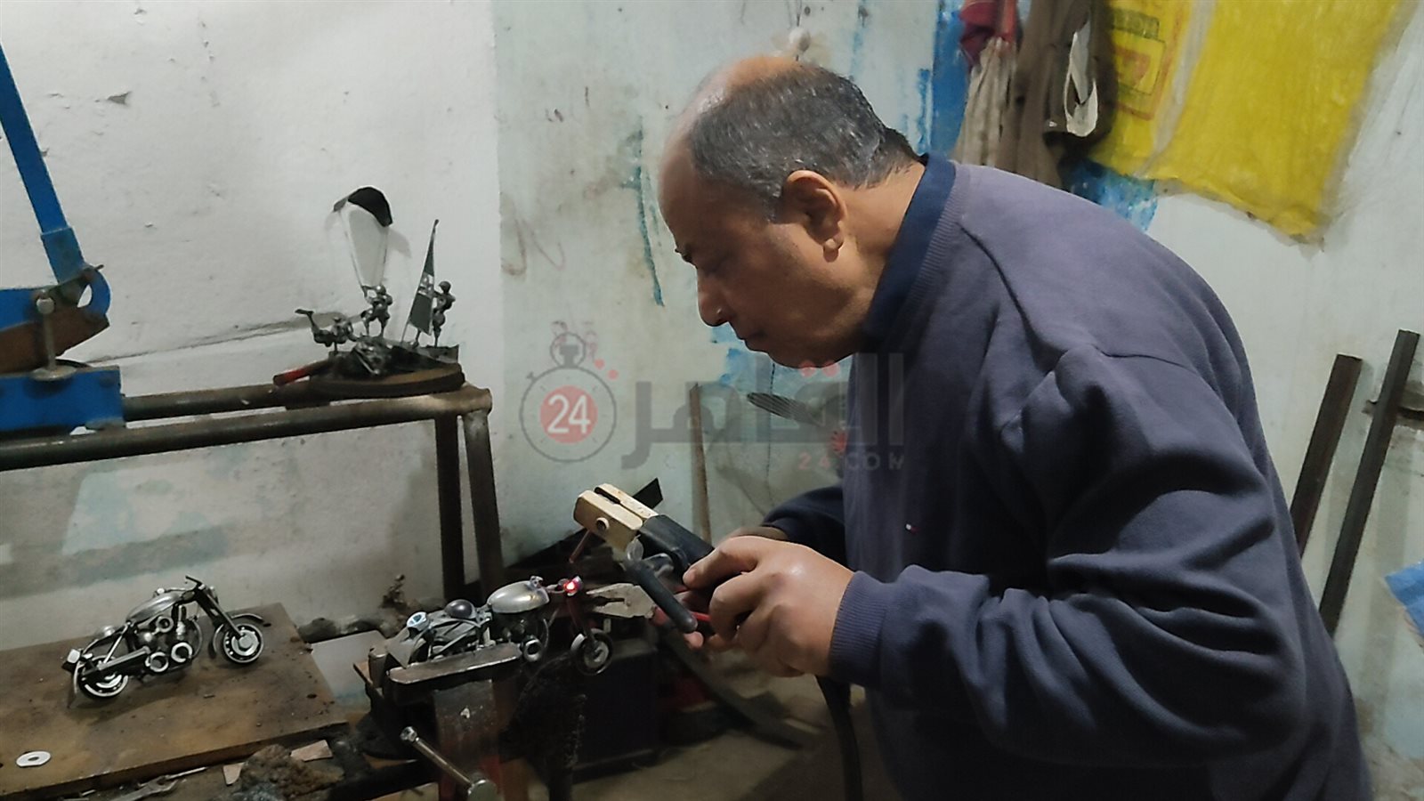 عم مجدى يحول الخردة لقطع فنية بالغردقة 