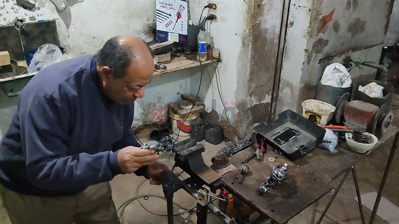 عم مجدى يحول الخردة لقطع فنية بالغردقة 