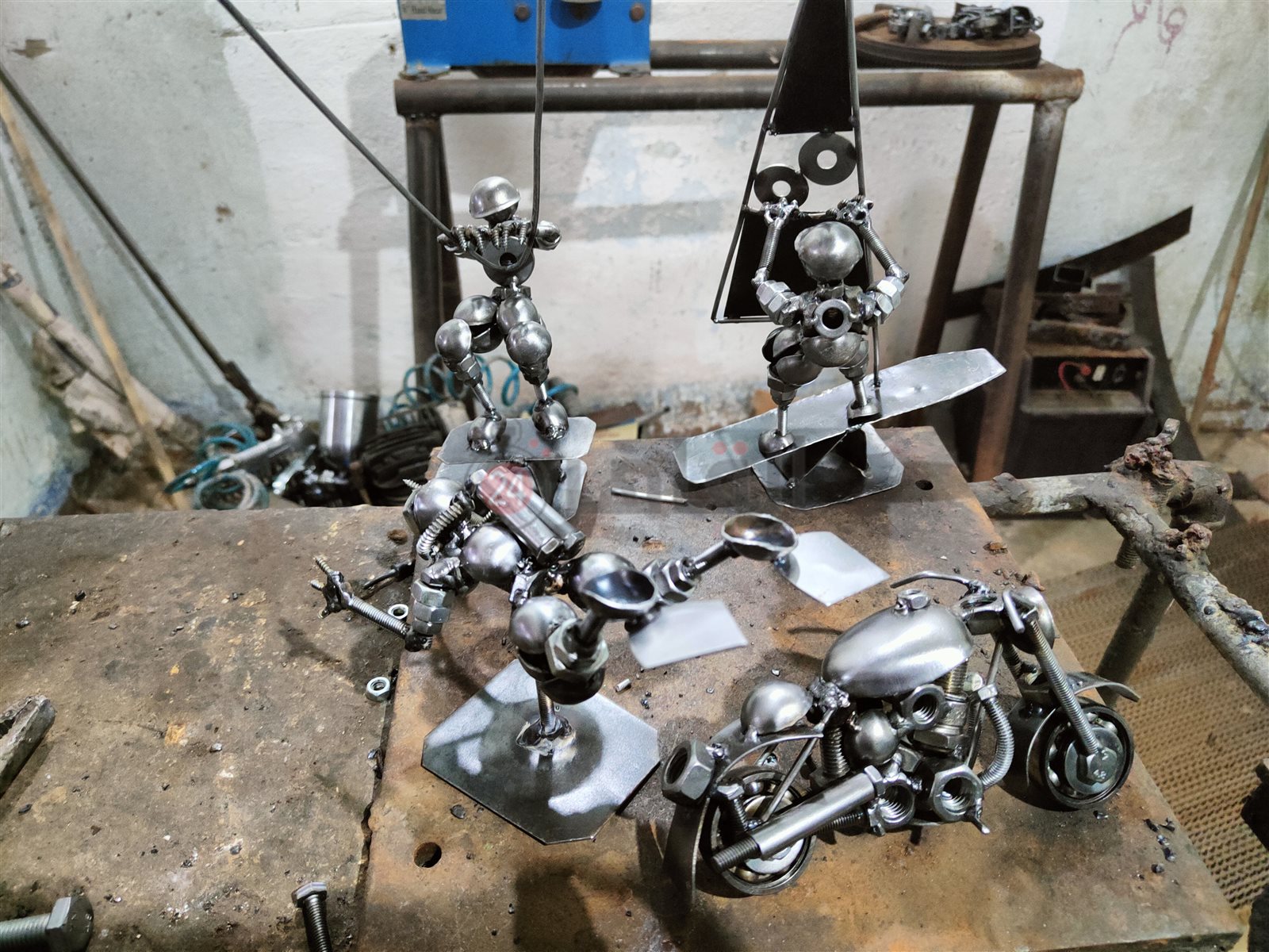 عم مجدى يحول الخردة لقطع فنية بالغردقة 