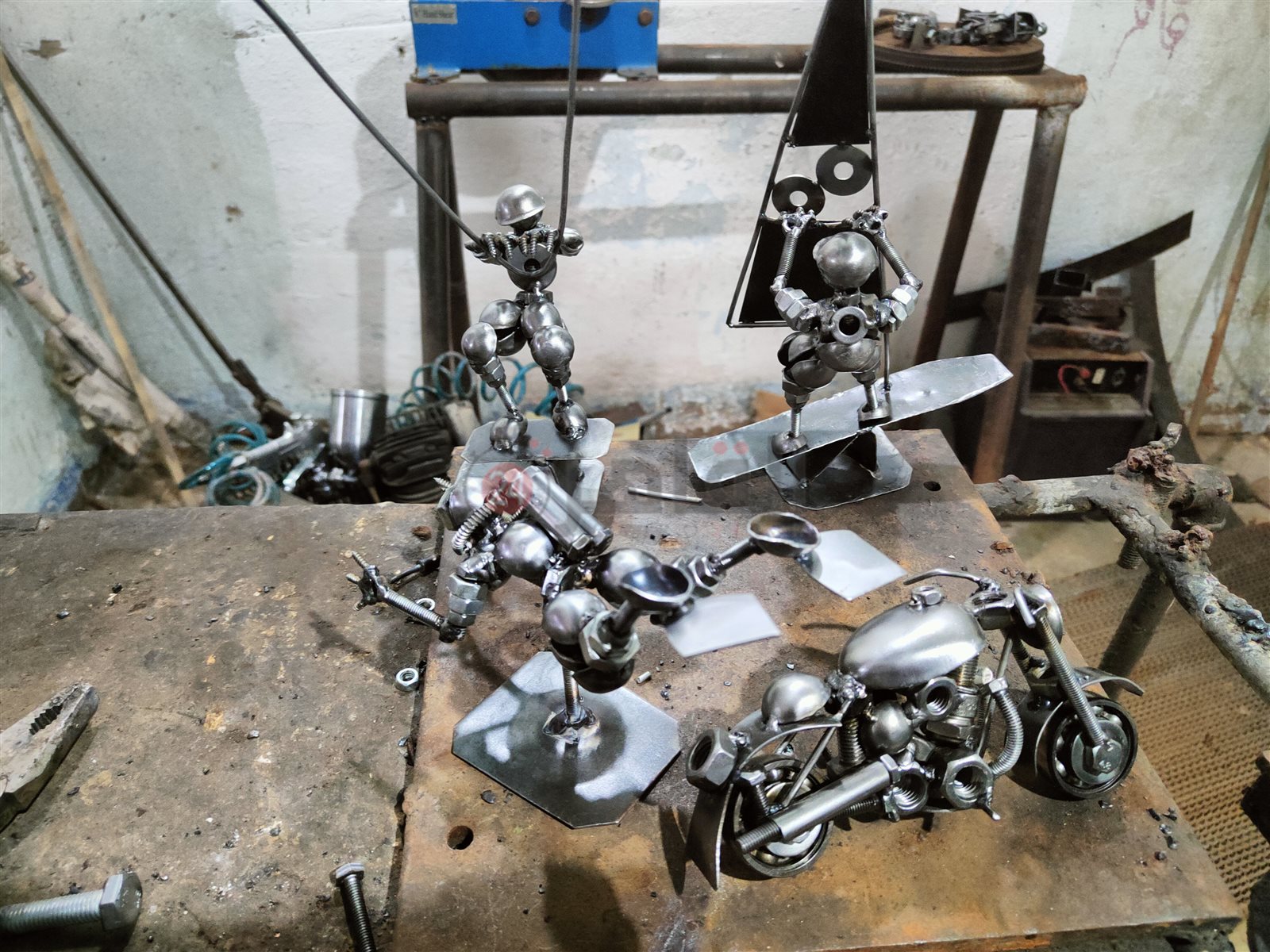 عم مجدى يحول الخردة لقطع فنية بالغردقة 