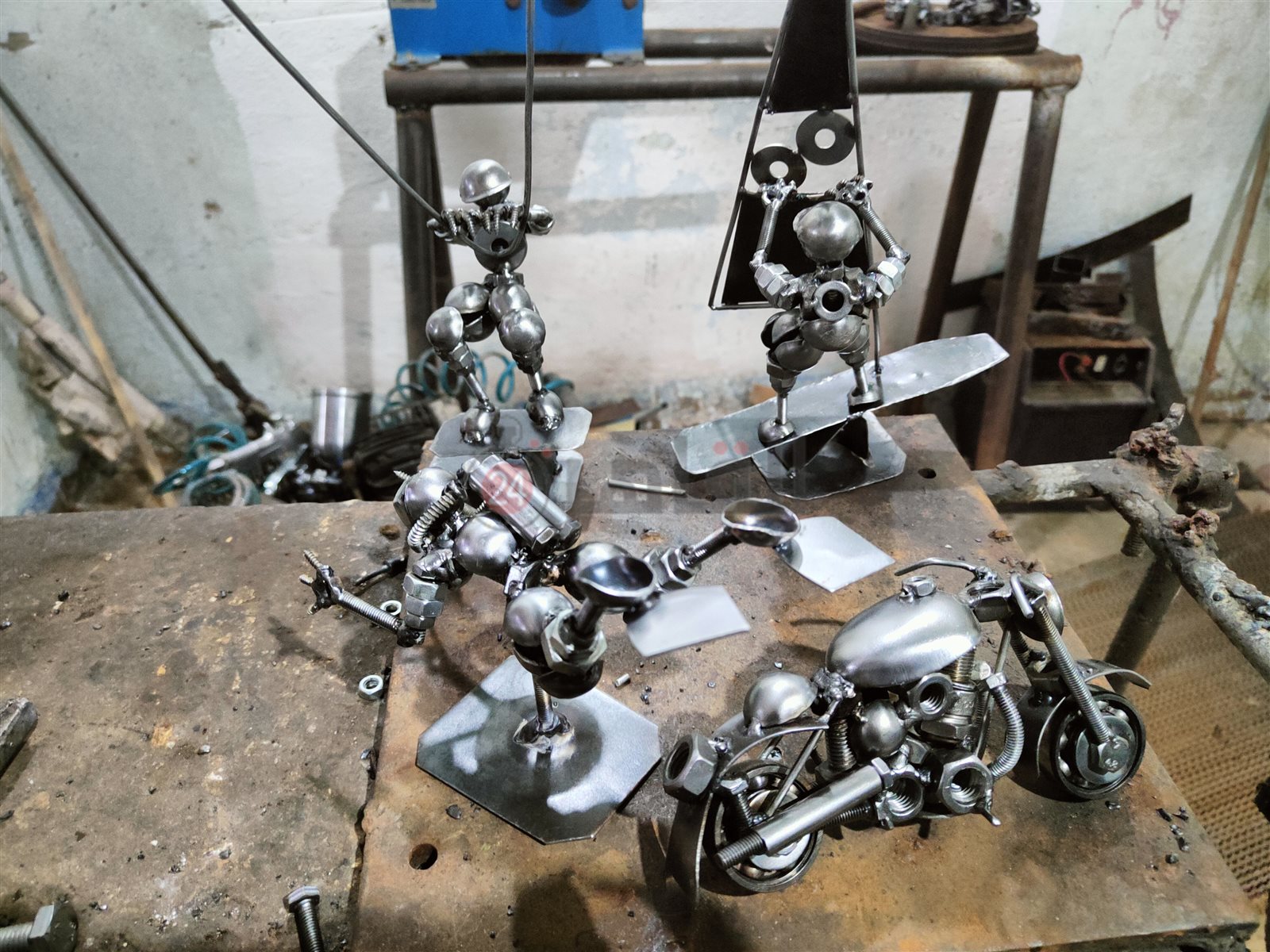 عم مجدى يحول الخردة لقطع فنية بالغردقة 