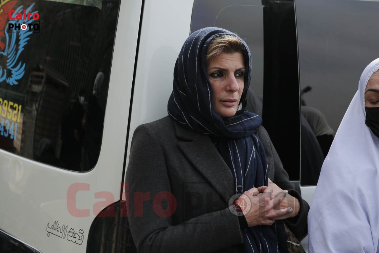 الفنانة فيدرا من جنازة والدة حازم سمير