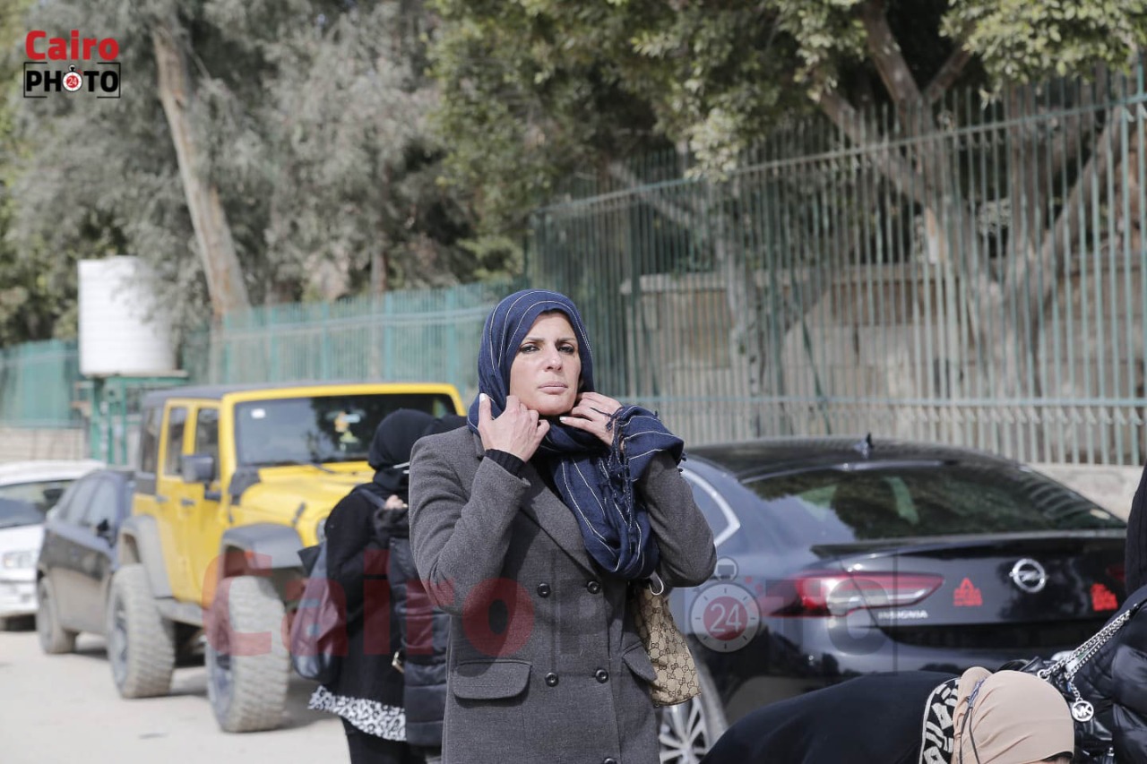 الفنانة فيدرا من جنازة والدة حازم سمير