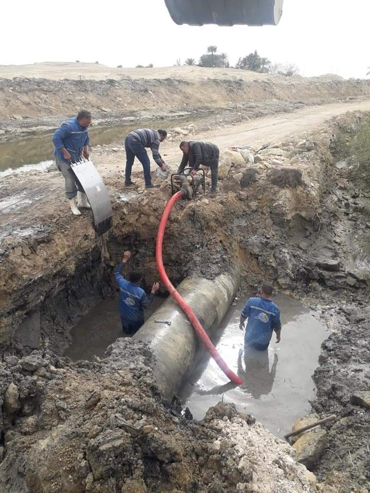 إصلاح خط 1000 بالفيوم.. وعمال الصيانة يتحدون برد الشتاء