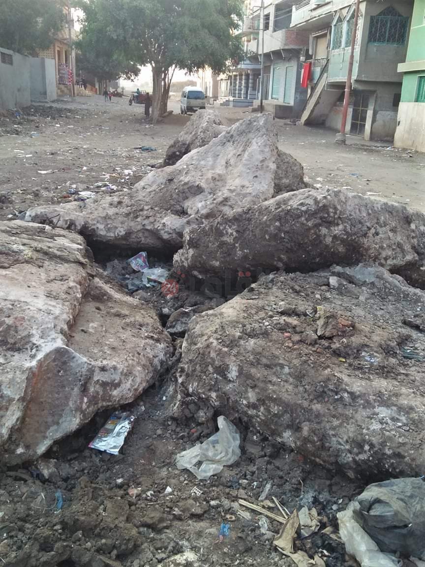 الكتل الخرسانية بجوار ترعة إبراهيم أفندي بالشرقية