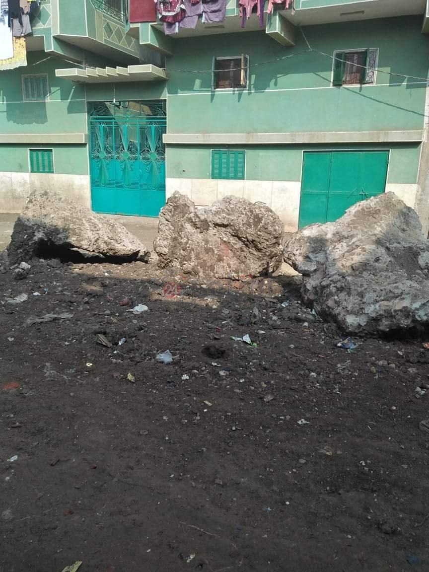 تراكم الكتل الخرسانية بجوار ترعة إبراهيم أفندي بالشرقية