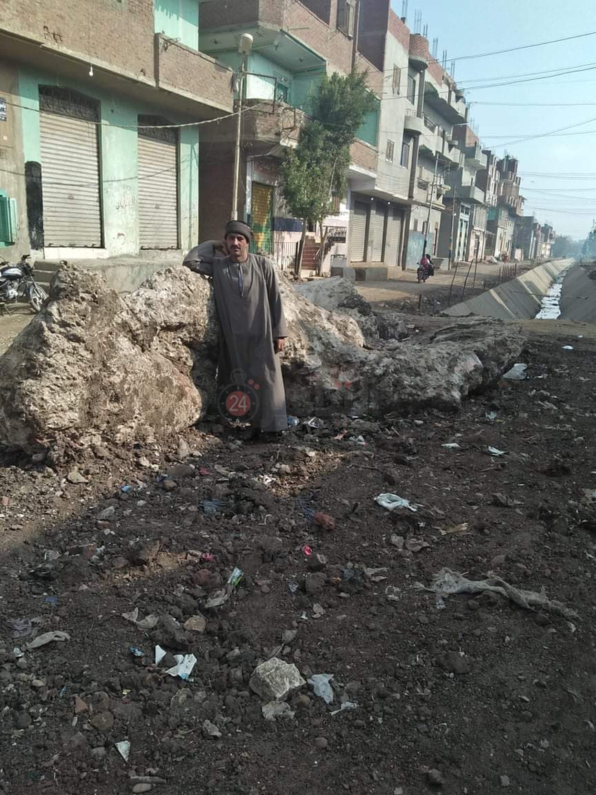 تراكم الكتل الخرسانية بجوار ترعة إبراهيم أفندي بالشرقية