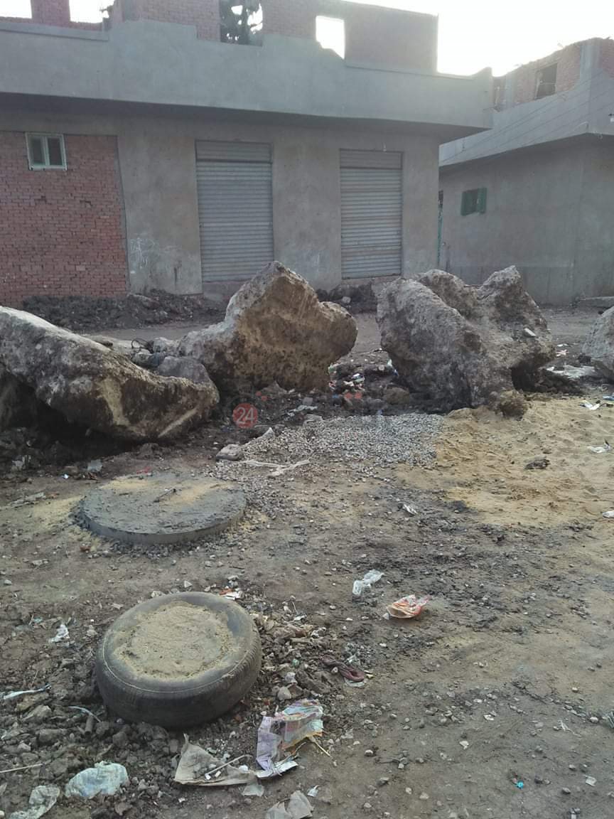 تراكم الكتل الخرسانية بجوار ترعة إبراهيم أفندي بالشرقية