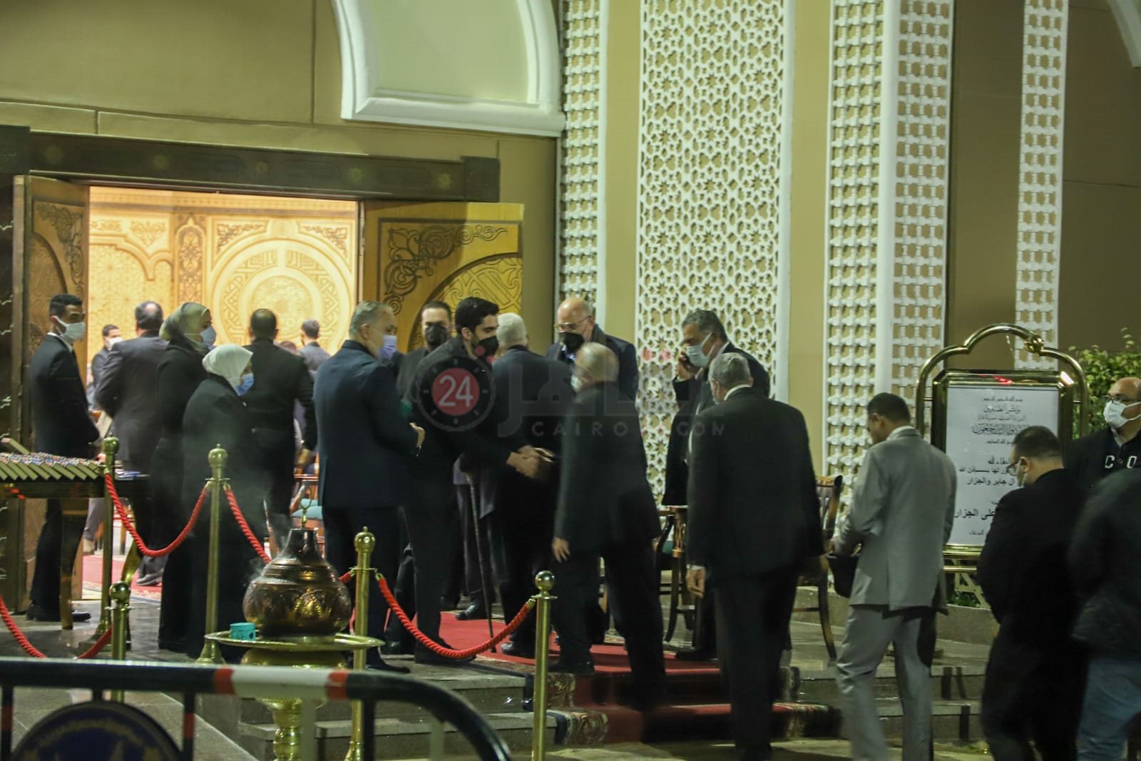 أشرف زكي من عزاء والدة المنتج محسن جابر