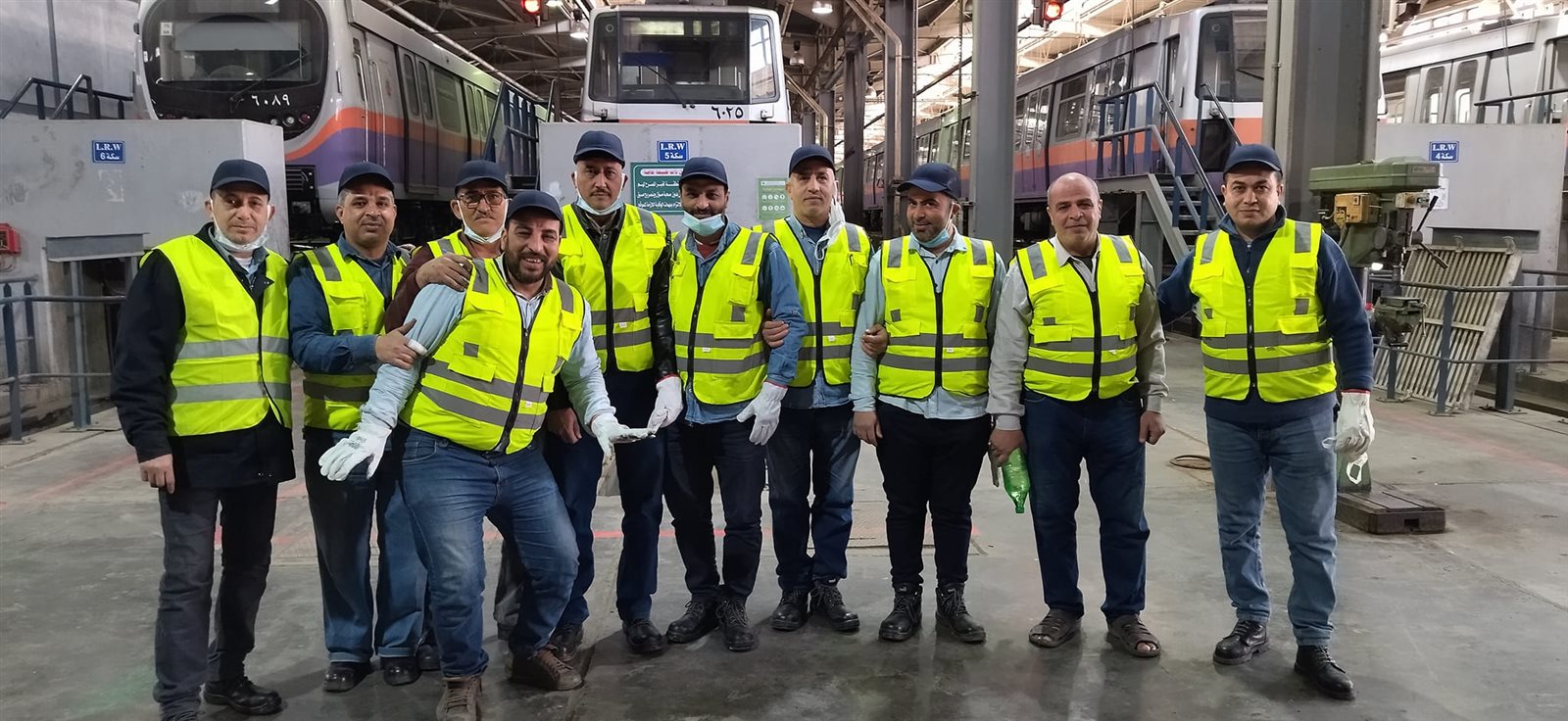 جانب من صور العمال 