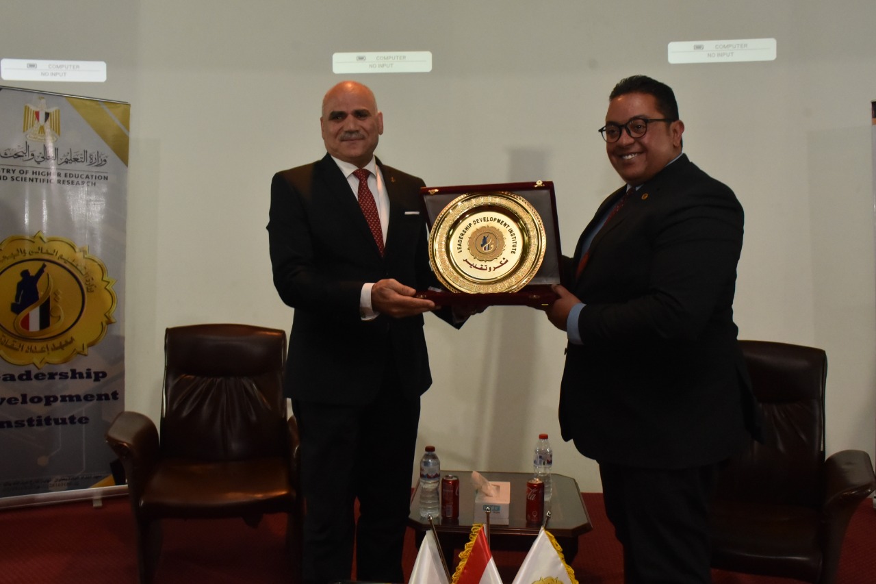 فوج الفتاة الجامعية 4