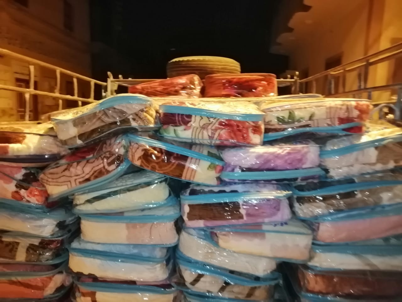 بناء المنازل وتوزيع الطعام والبطاطين 2