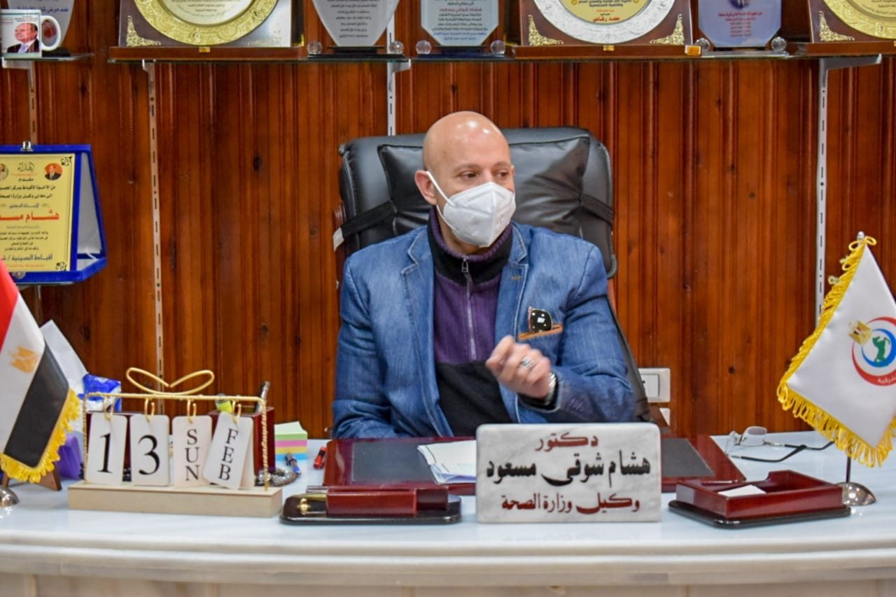 وكيل وزارة الصحة بالشرقية خلال اجتماعه بأجهزة المديرية 03