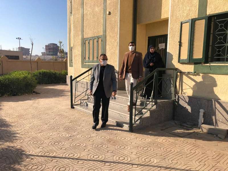 جولة المحافظ في الوحدة الصحية بالسعدية في أبو حماد 01