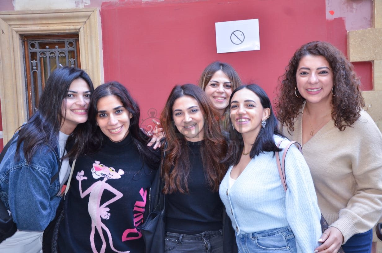 ليلى الفاروقي حرم أمير عيد وصديقاتها