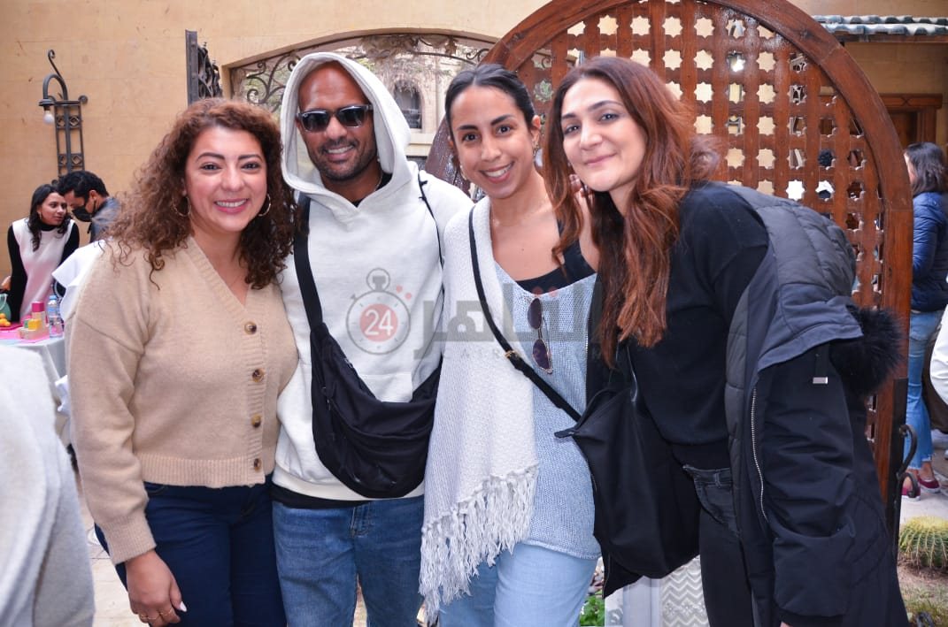 أحمد بهاء عضو شارموفرز وحرمه أمير عيد وصديقاتها خلال المعرض