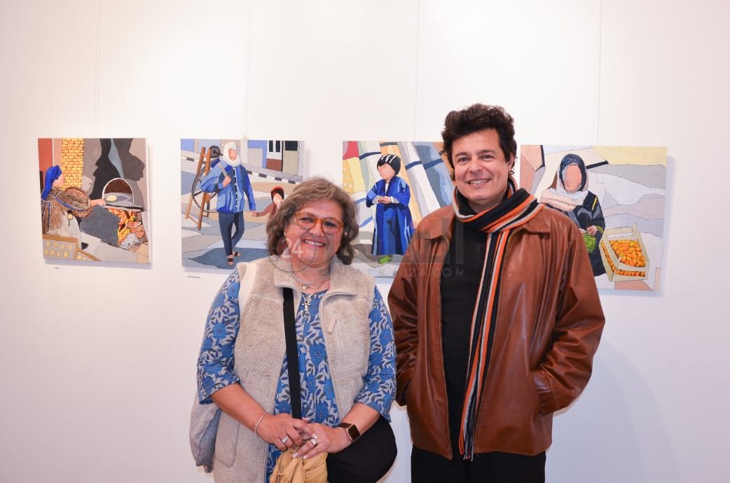 الفنان التشكيلي فريد فاضل يتفقد لوحات معرض هدى ثابت