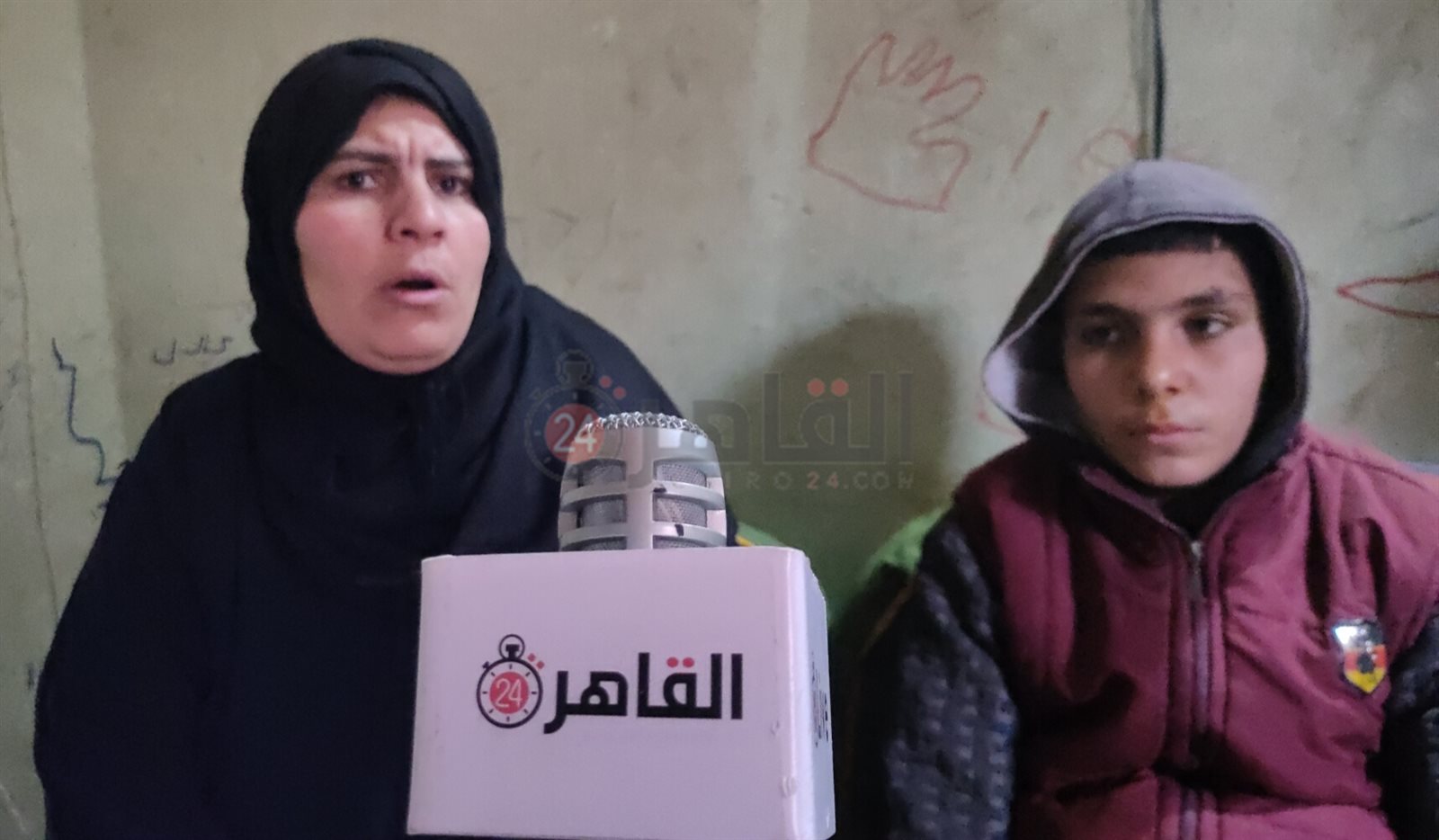 محمود ووالدته أثناء الحديث لـ القاهرة 24