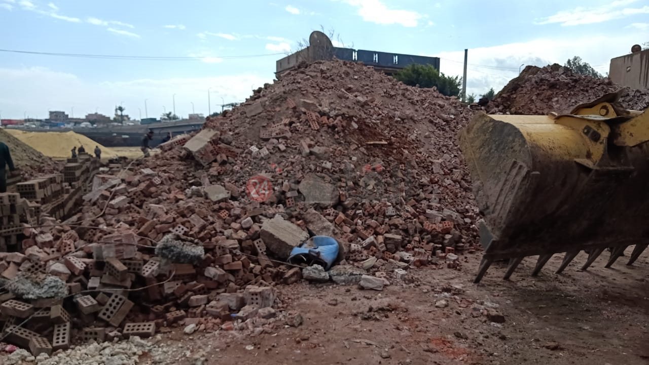 صور من موقع حادث انهيار مدخنة مصنع طوب بالدقهلية