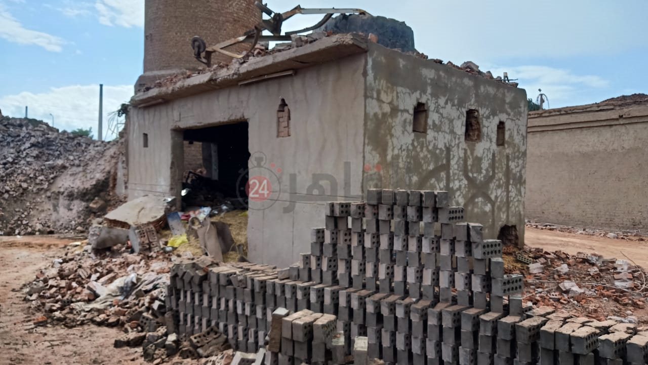  انهيار مدخنة مصنع طوب بالدقهلية