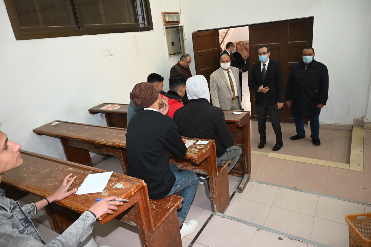 رئيس جامعة الفيوم يتفقد الكليات