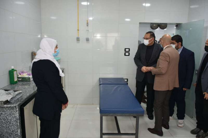 محافظ الشرقية ووكيل وزارة الصحة خلال الافتتاح 02