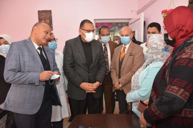 محافظ الشرقية ووكيل وزارة الصحة خلال الافتتاح 03