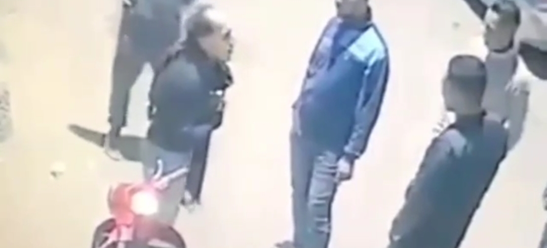 رجل يتسول بزي منتقبة مُسنة بالفيوم.. والأهالي يلقنّون درسًا قاسيًا