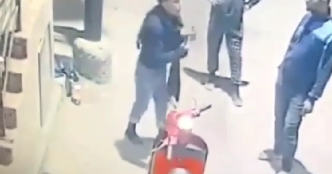 رجل يتسول بزي منتقبة مُسنة بالفيوم.. والأهالي يلقنّون درسًا قاسيًا