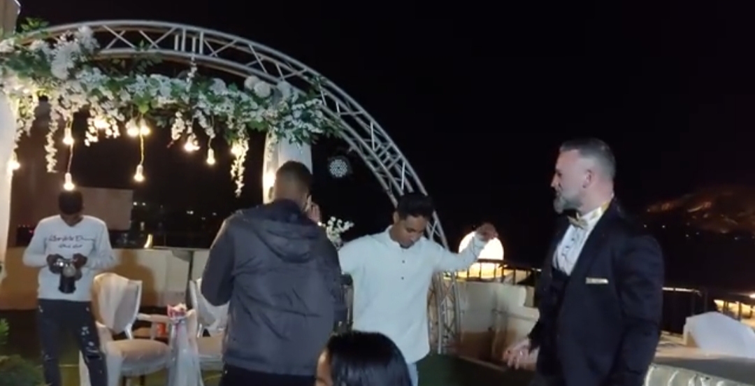 السائح بلال يرقص مع شباب الأقصر 