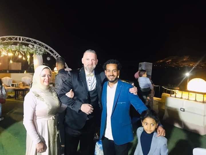 سائحان انجلترا اسملوا وتزوجوا بالأقصر 