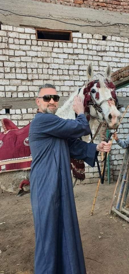 السائح الانجليزي بلال يمتطي الخيل في الأقصر 