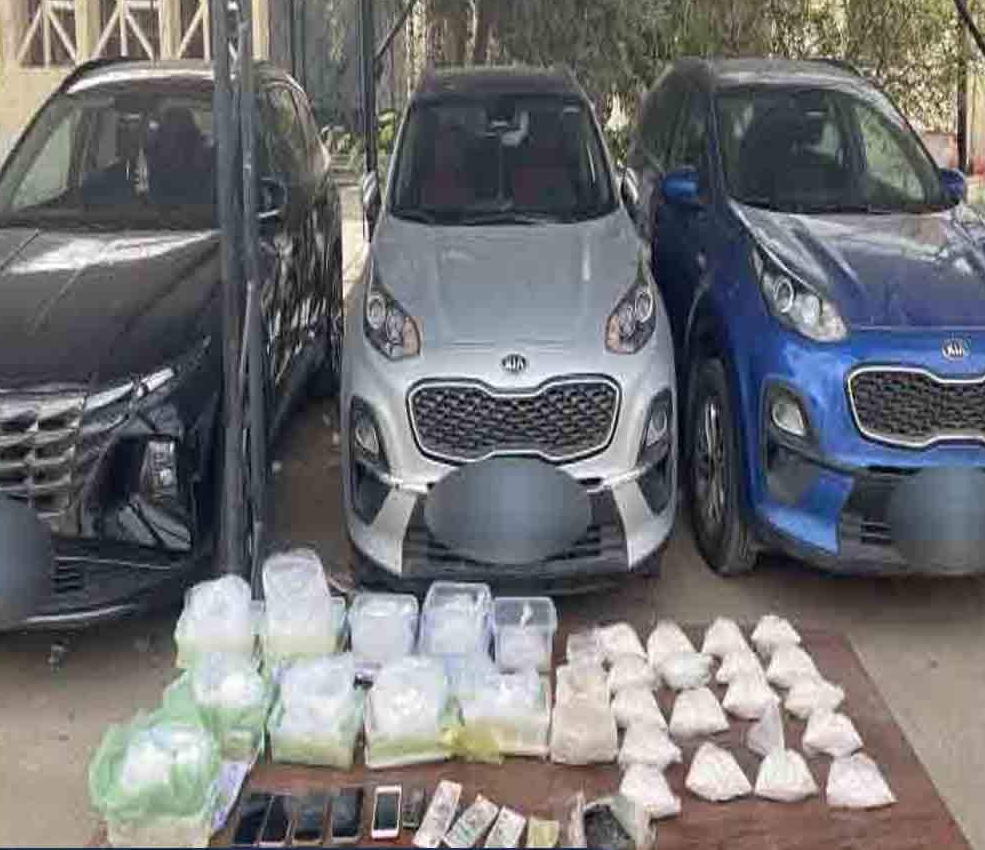 المضبوطات وسيارات المتهمين