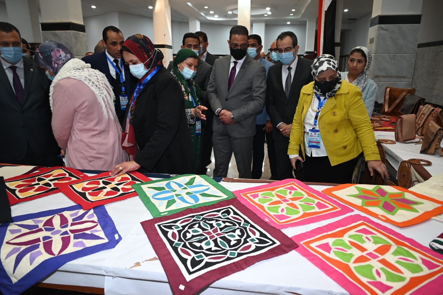 محافظ الفيوم ورئيس الجامعة يفتتحان معرض الحرف للمرأة