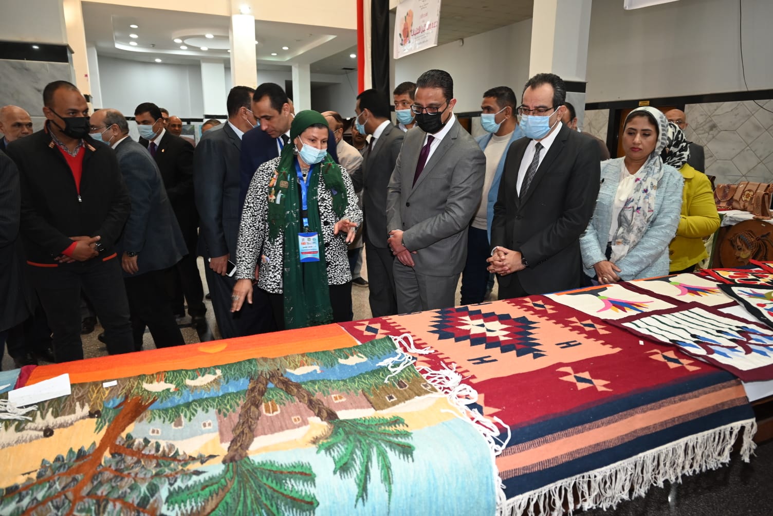 محافظ الفيوم ورئيس الجامعة يفتتحان معرض الحرف للمرأة