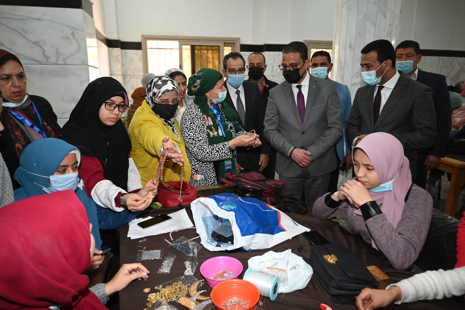 محافظ الفيوم ورئيس الجامعة يفتتحان معرض الحرف للمرأة