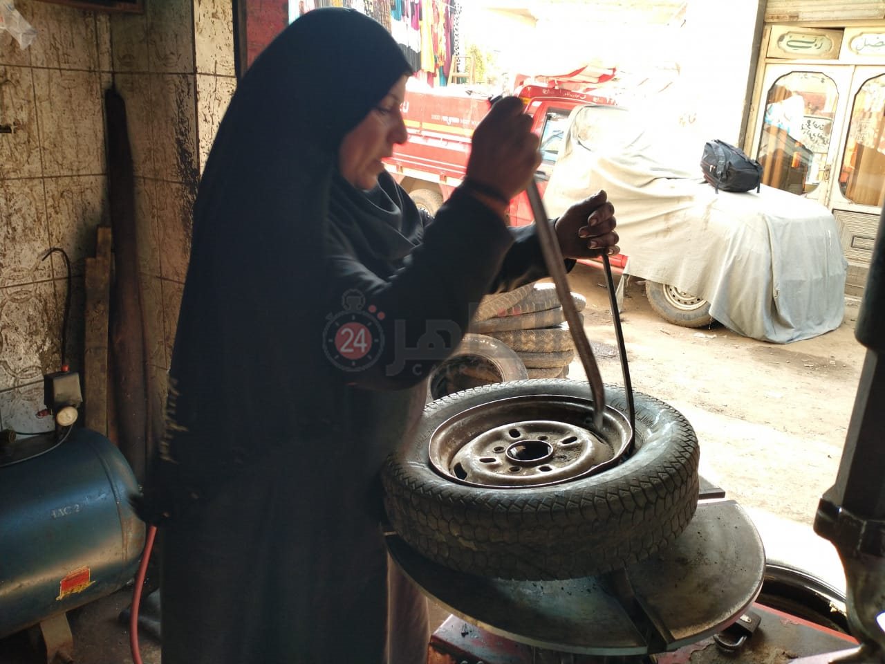 سيدة تعمل أسطى كاوتش بالمنوفية 