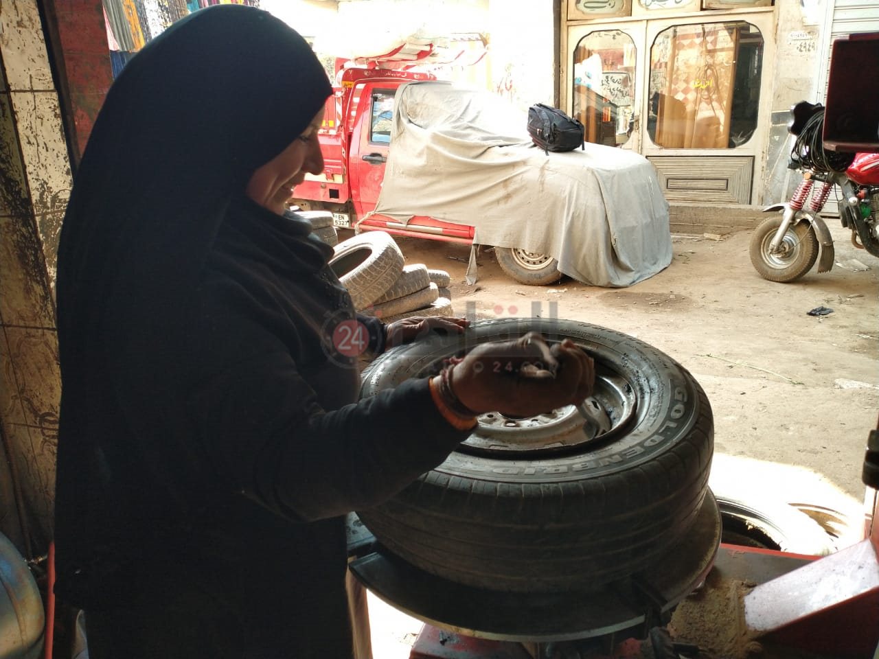 سيدة تعمل أسطى كاوتش بالمنوفية