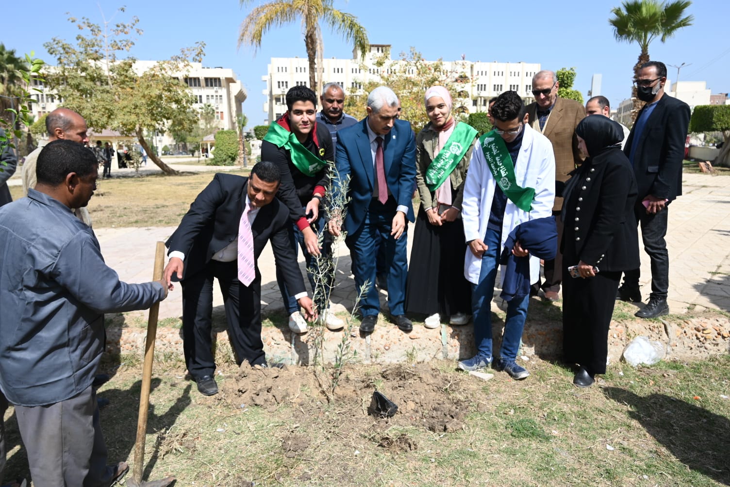 غرس 500 شجرة بجامعة الفيوم