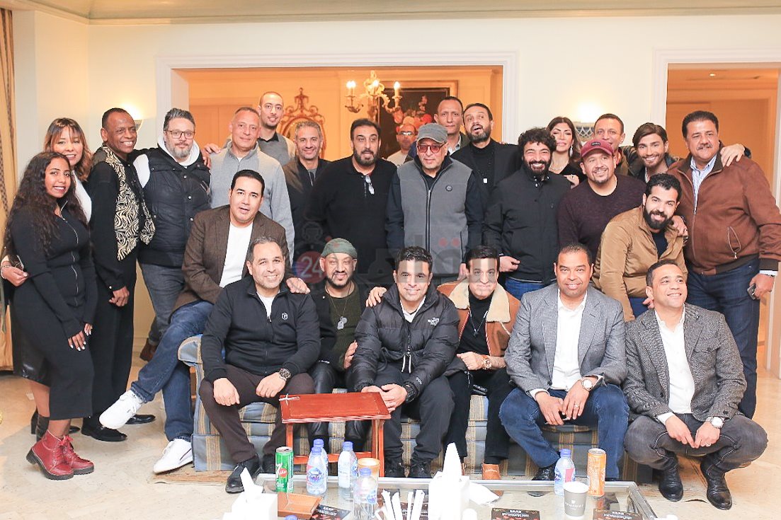 علاء عبد الخالق يتوسط الأصدقاء